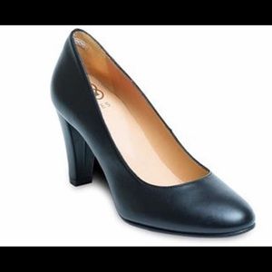 UKIES black size 7 marine style heel new!